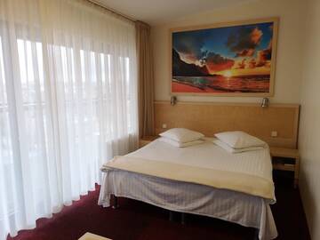 Фото номера Двухместный номер с 1 кроватью и балконом Отель Hotel Kolumbs г. Лиепая 7